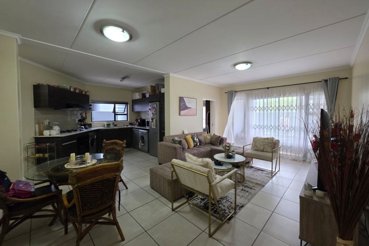 Premier Garden Living with a Stylish 3 Bedroom Ground Floor Apartment in Westlake Eco Estate - Photo 2