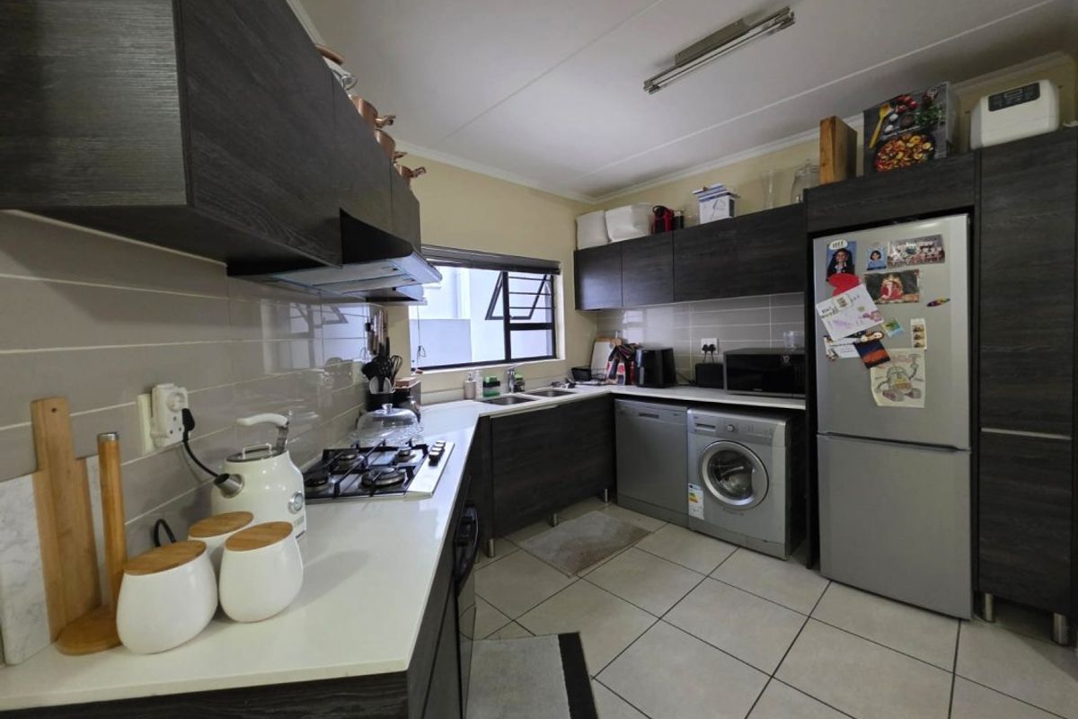 Premier Garden Living with a Stylish 3 Bedroom Ground Floor Apartment in Westlake Eco Estate - Photo 5