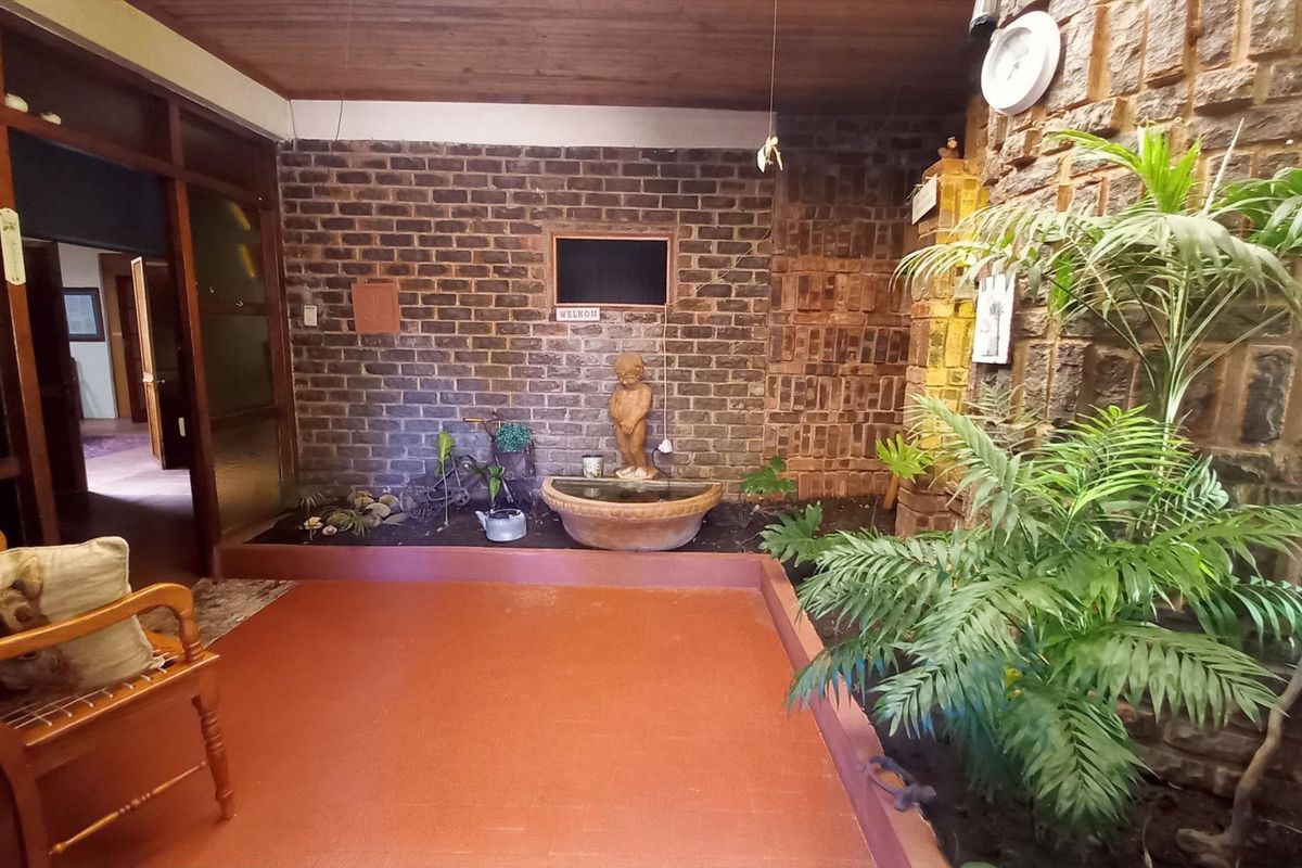 Spacious 5-Bedroom Family Home with Flatlet, Solar System & Pool  - Photo 2