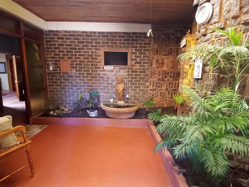 Spacious 5-Bedroom Family Home with Flatlet, Solar System & Pool  - Photo 2