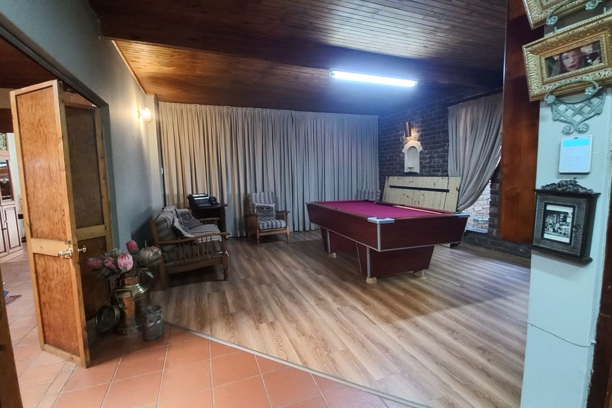 Spacious 5-Bedroom Family Home with Flatlet, Solar System & Pool  - Photo 4