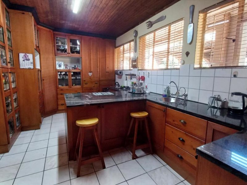 Spacious 5-Bedroom Family Home with Flatlet, Solar System & Pool  - Photo 10