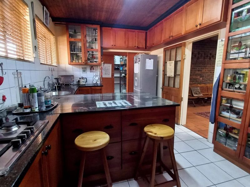 Spacious 5-Bedroom Family Home with Flatlet, Solar System & Pool  - Photo 9