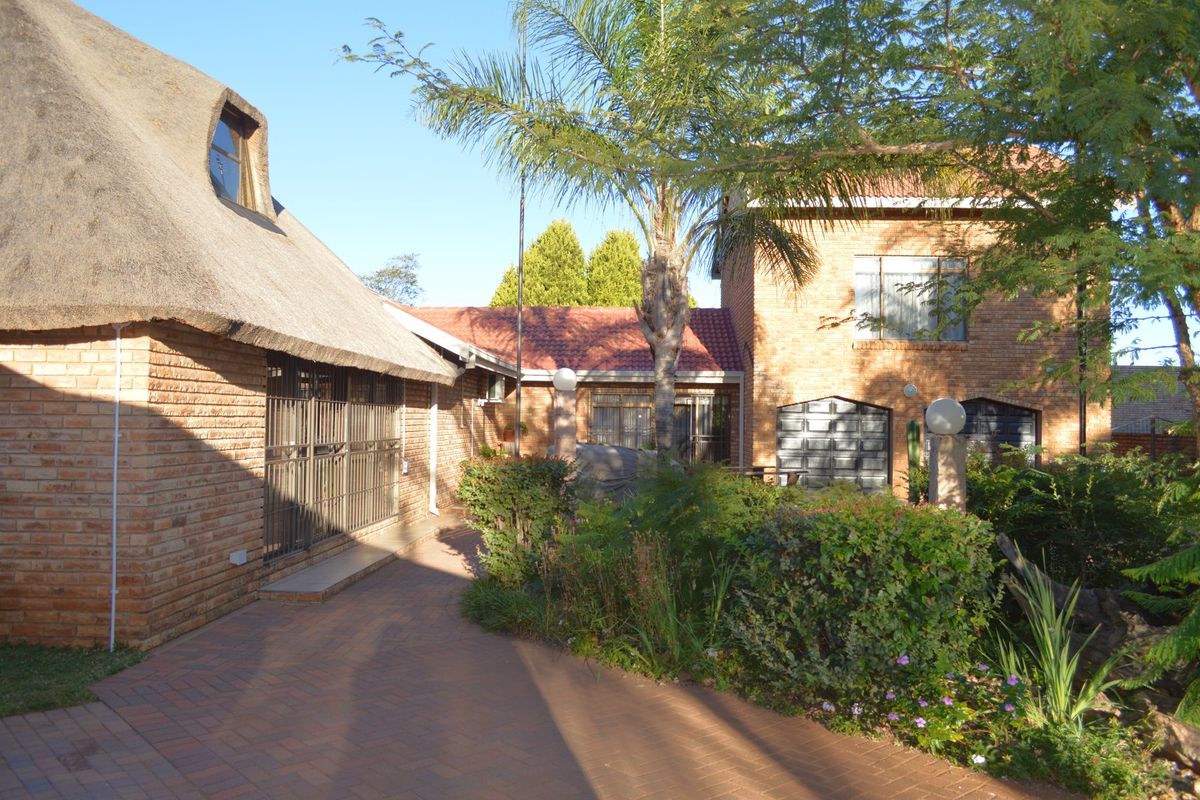 Jaw-Dropping Entertainer’s Dream with Private Flatlet, Spectacular Entertainment Pavilion & Immaculate Gardens - Photo 2