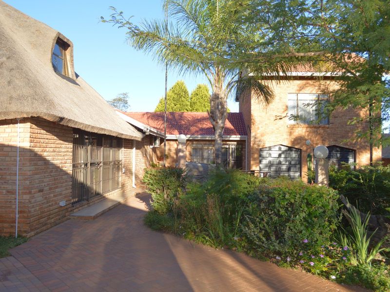 Jaw-Dropping Entertainer’s Dream with Private Flatlet, Spectacular Entertainment Pavilion & Immaculate Gardens - Photo 2