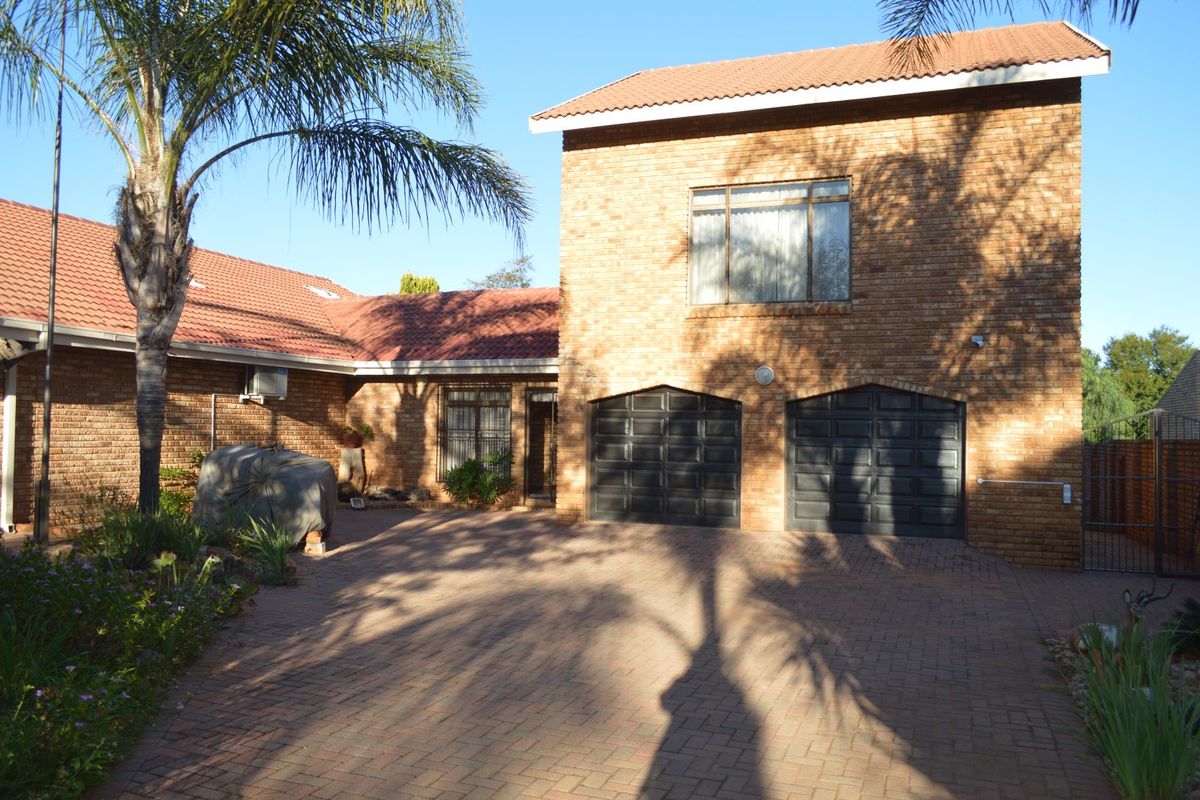 Jaw-Dropping Entertainer’s Dream with Private Flatlet, Spectacular Entertainment Pavilion & Immaculate Gardens - Photo 3