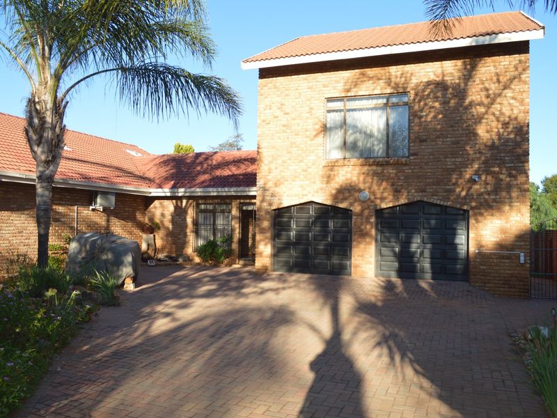 Jaw-Dropping Entertainer’s Dream with Private Flatlet, Spectacular Entertainment Pavilion & Immaculate Gardens - Photo 3