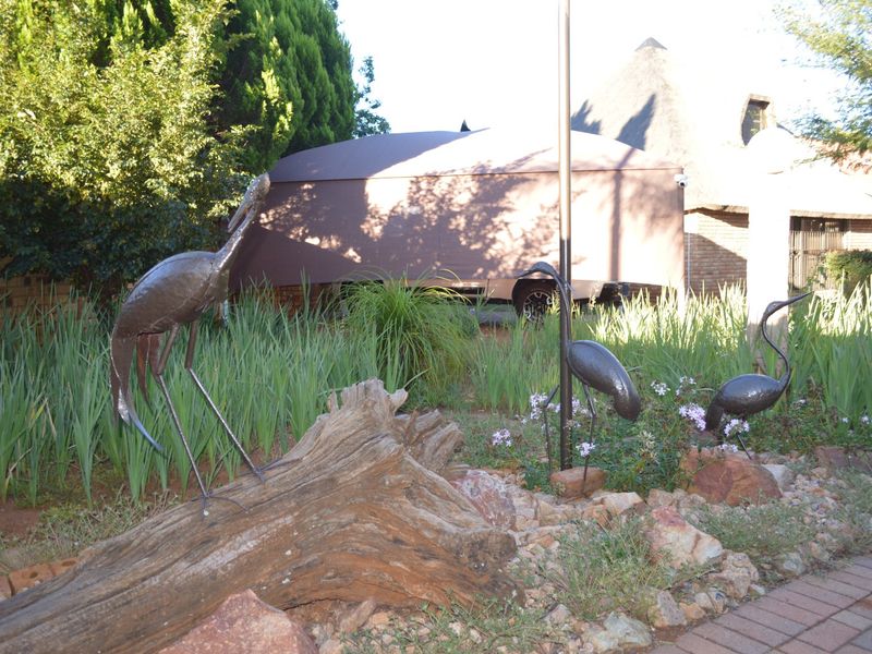 Jaw-Dropping Entertainer’s Dream with Private Flatlet, Spectacular Entertainment Pavilion & Immaculate Gardens - Photo 8