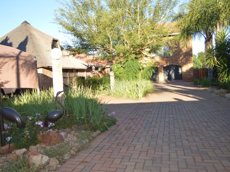 Jaw-Dropping Entertainer’s Dream with Private Flatlet, Spectacular Entertainment Pavilion & Immaculate Gardens - Photo 9