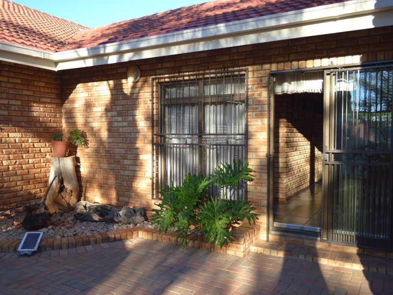 Jaw-Dropping Entertainer’s Dream with Private Flatlet, Spectacular Entertainment Pavilion & Immaculate Gardens - Photo 10