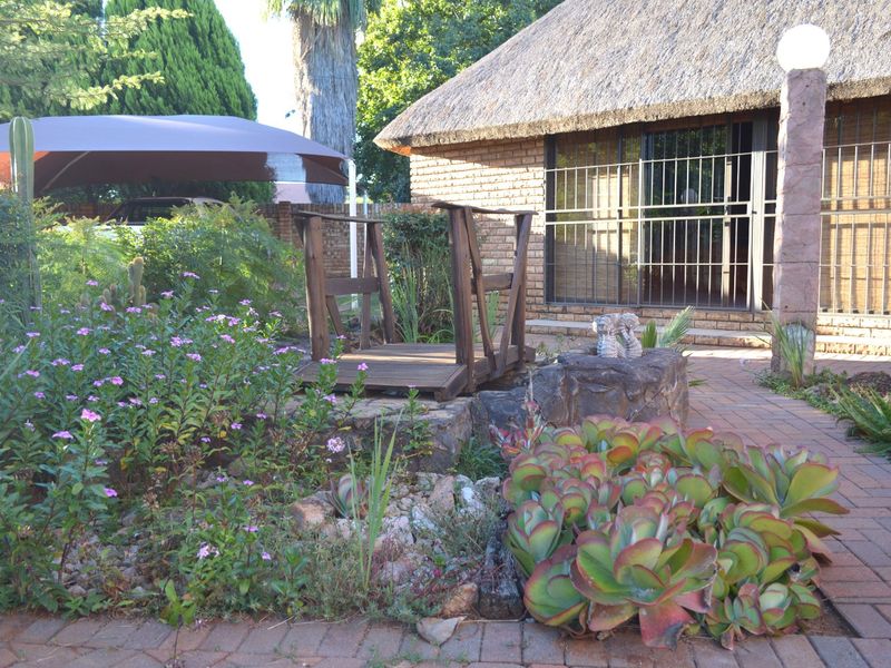 Jaw-Dropping Entertainer’s Dream with Private Flatlet, Spectacular Entertainment Pavilion & Immaculate Gardens - Photo 6