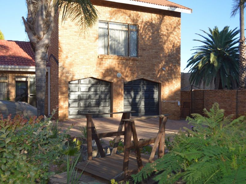 Jaw-Dropping Entertainer’s Dream with Private Flatlet, Spectacular Entertainment Pavilion & Immaculate Gardens - Photo 7