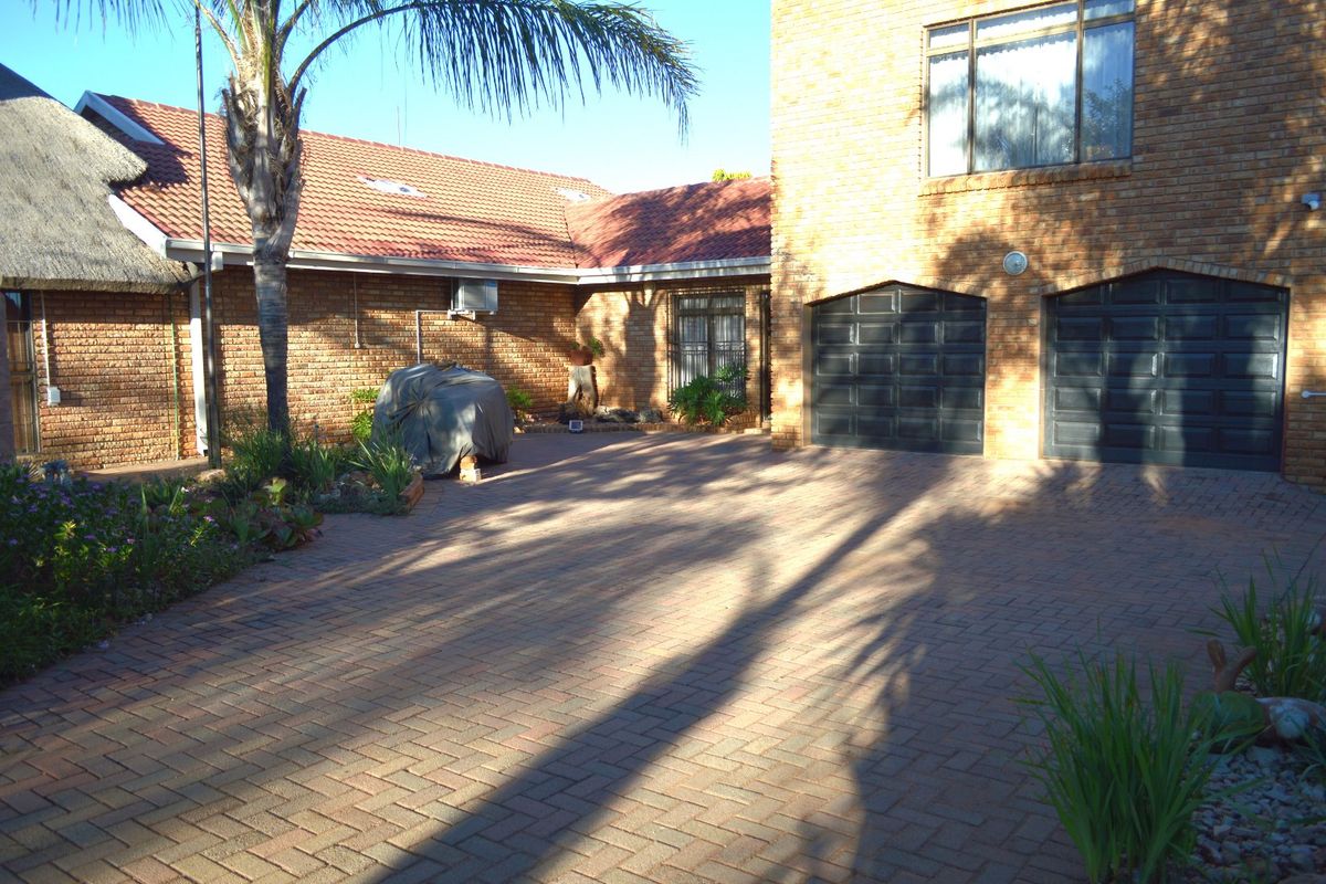 Jaw-Dropping Entertainer’s Dream with Private Flatlet, Spectacular Entertainment Pavilion & Immaculate Gardens - Photo 5