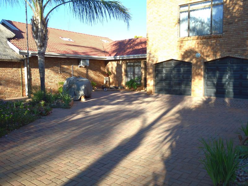 Jaw-Dropping Entertainer’s Dream with Private Flatlet, Spectacular Entertainment Pavilion & Immaculate Gardens - Photo 5