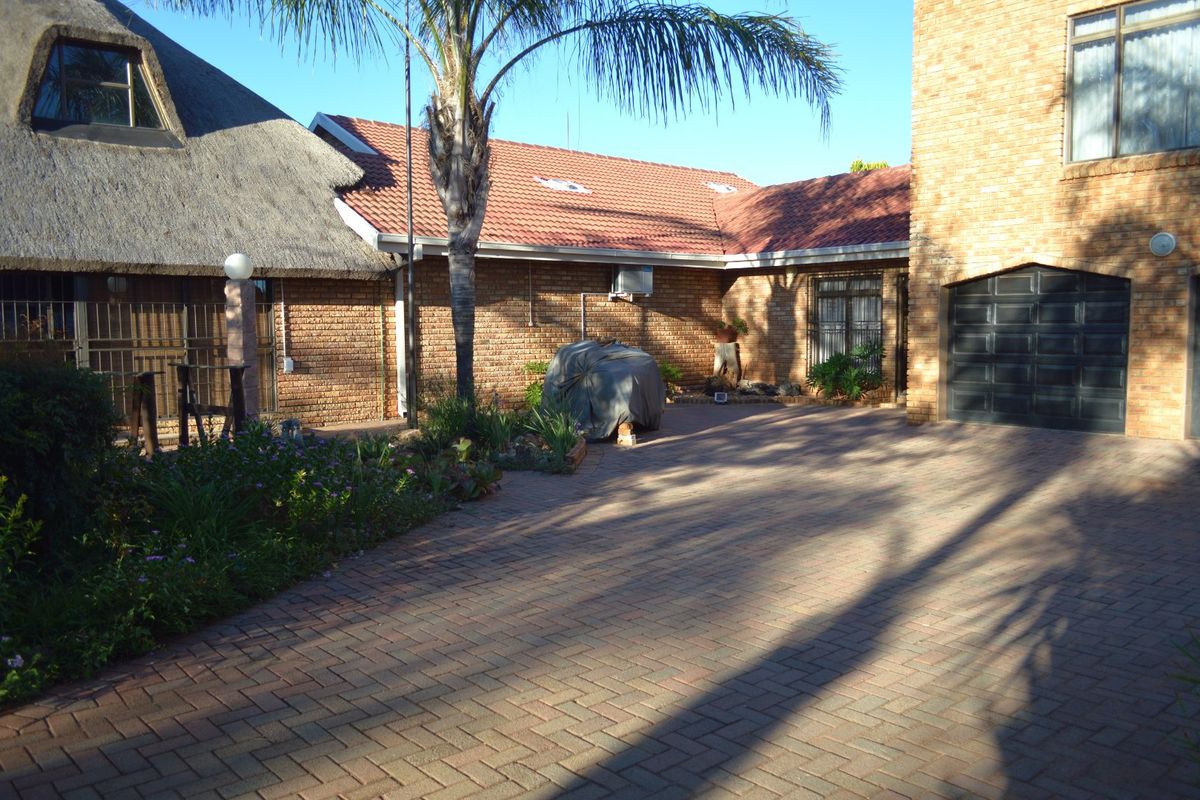 Jaw-Dropping Entertainer’s Dream with Private Flatlet, Spectacular Entertainment Pavilion & Immaculate Gardens - Photo 4