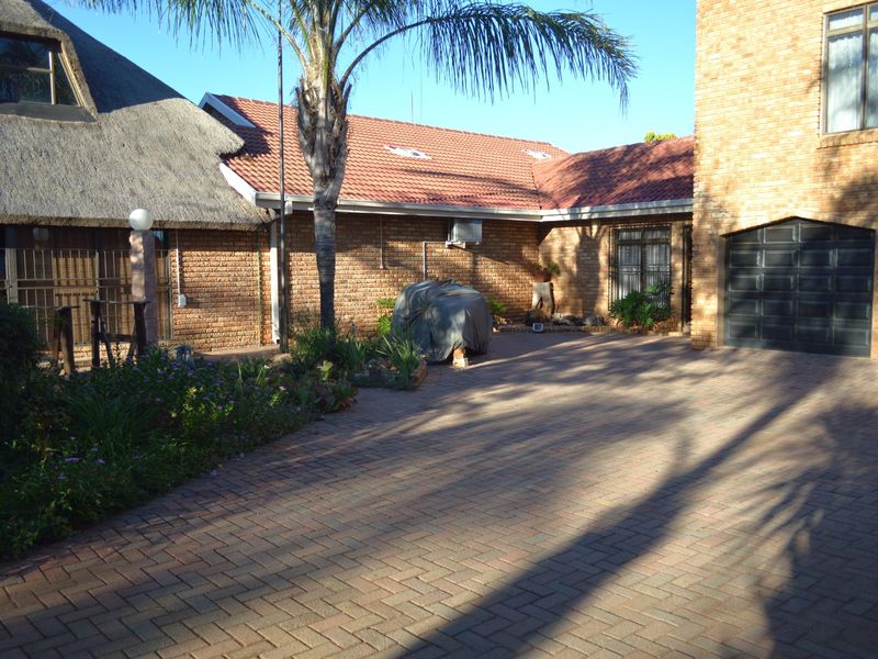 Jaw-Dropping Entertainer’s Dream with Private Flatlet, Spectacular Entertainment Pavilion & Immaculate Gardens - Photo 4