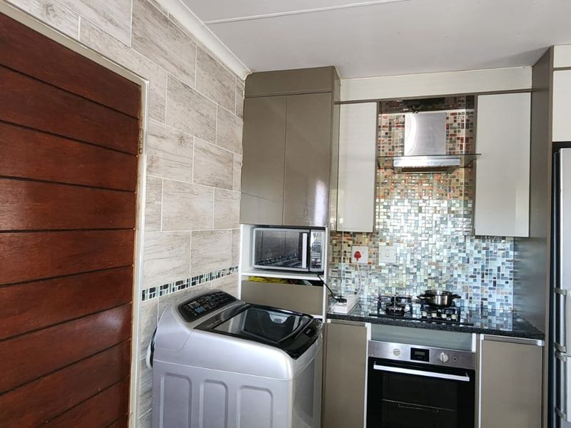 Spacious 3 bedroom and 2 bathroom house for sale in sky city  - Photo 5