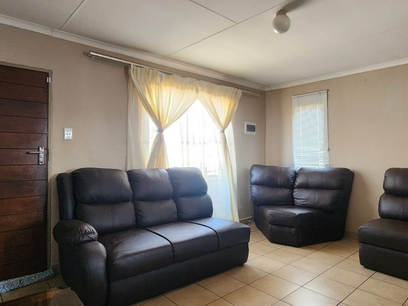 Spacious 3 bedroom and 2 bathroom house for sale in sky city  - Photo 9