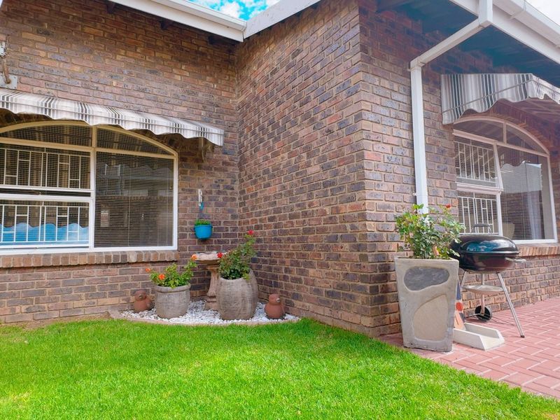 A well positioned simplex in Three Rivers - Photo 1