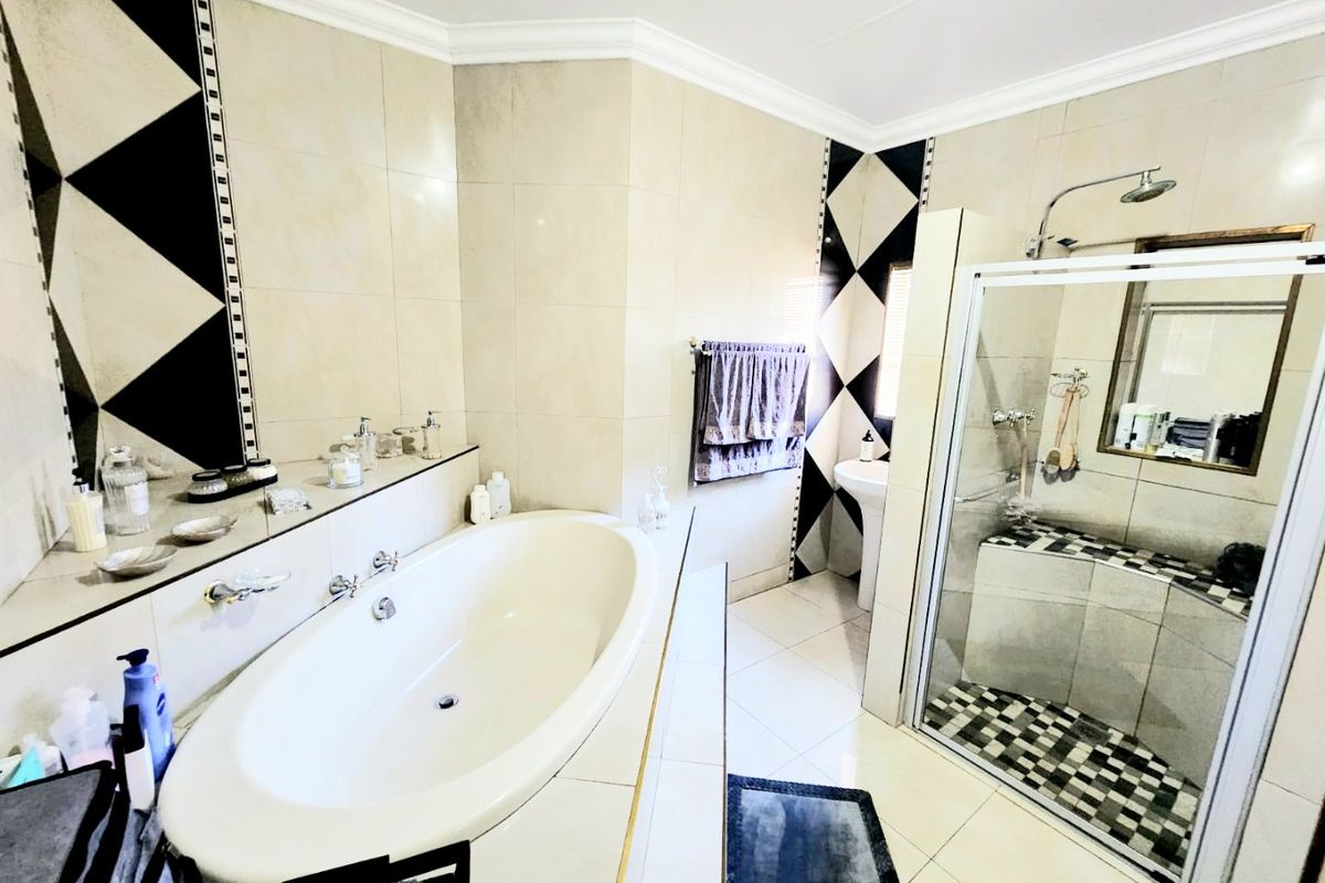 Spacious Low-Maintenance Family Home with Entertainment Area - Photo 4