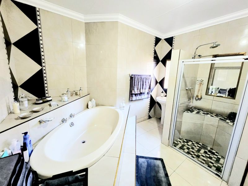 Spacious Low-Maintenance Family Home with Entertainment Area - Photo 4