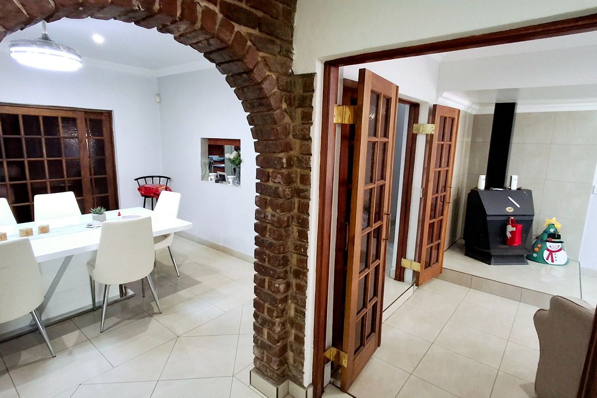 Spacious Low-Maintenance Family Home with Entertainment Area - Photo 5