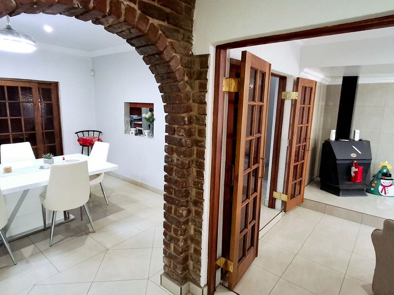 Spacious Low-Maintenance Family Home with Entertainment Area - Photo 5