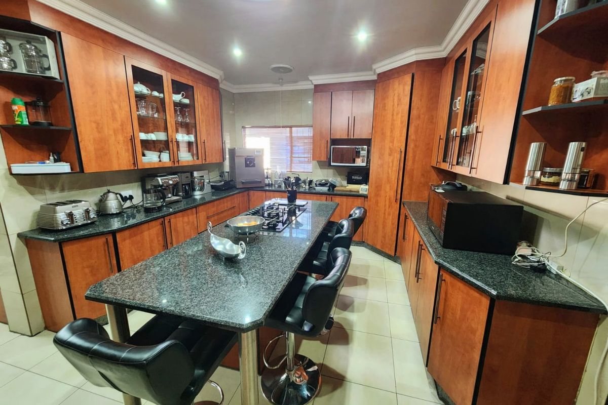 Spacious Low-Maintenance Family Home with Entertainment Area - Photo 3