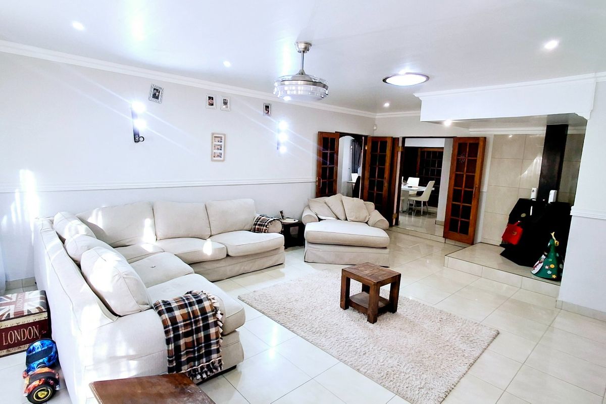 Spacious Low-Maintenance Family Home with Entertainment Area - Photo 2