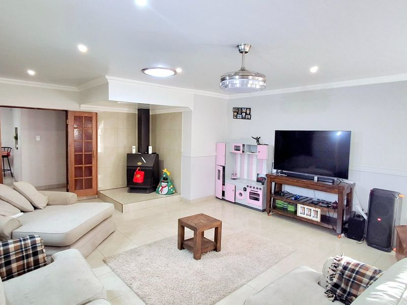 Spacious Low-Maintenance Family Home with Entertainment Area - Photo 6