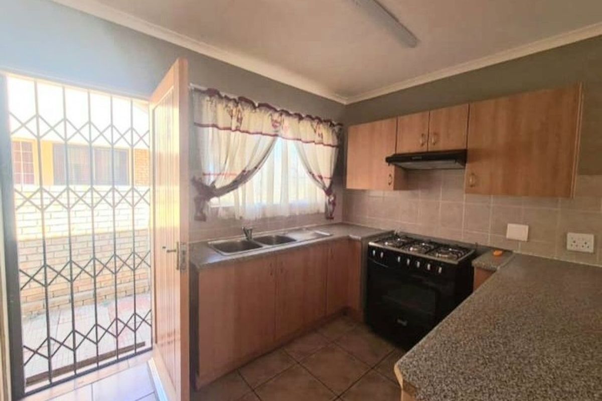 Secure & Pet-Friendly Townhouse in a Well-Maintained Complex – Ideal for First-Time Buyers or Small Families - Photo 4