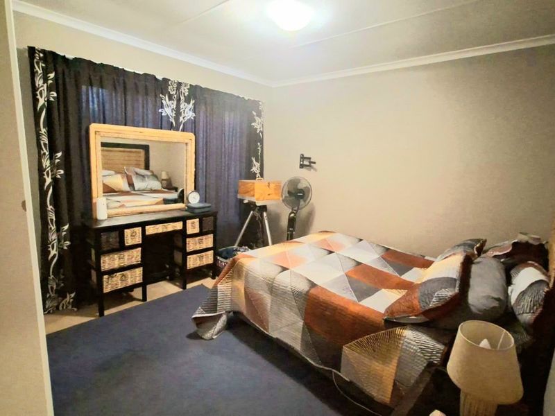 Secure & Pet-Friendly Townhouse in a Well-Maintained Complex – Ideal for First-Time Buyers or Small Families - Photo 5