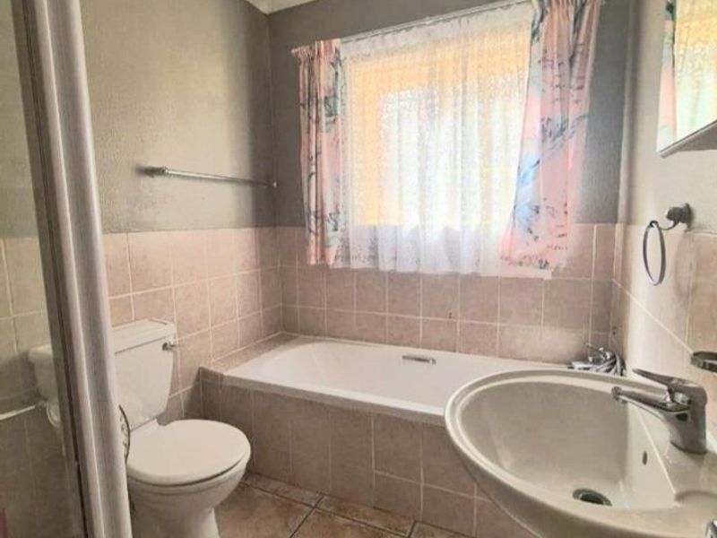 Secure & Pet-Friendly Townhouse in a Well-Maintained Complex – Ideal for First-Time Buyers or Small Families - Photo 9