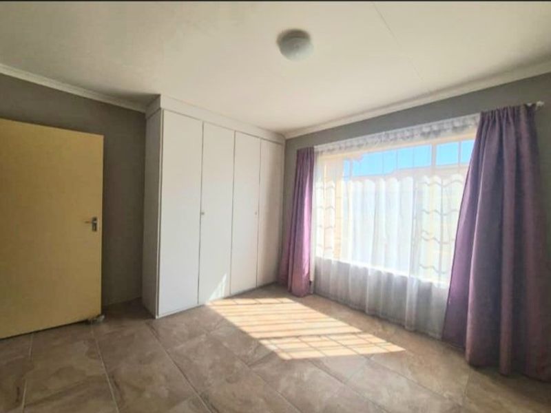 Secure & Pet-Friendly Townhouse in a Well-Maintained Complex – Ideal for First-Time Buyers or Small Families - Photo 8