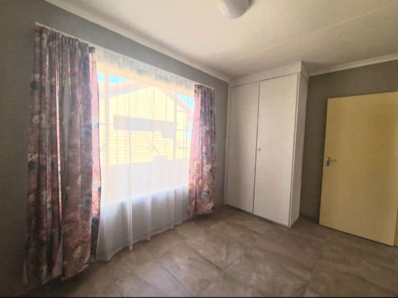 Secure & Pet-Friendly Townhouse in a Well-Maintained Complex – Ideal for First-Time Buyers or Small Families - Photo 7