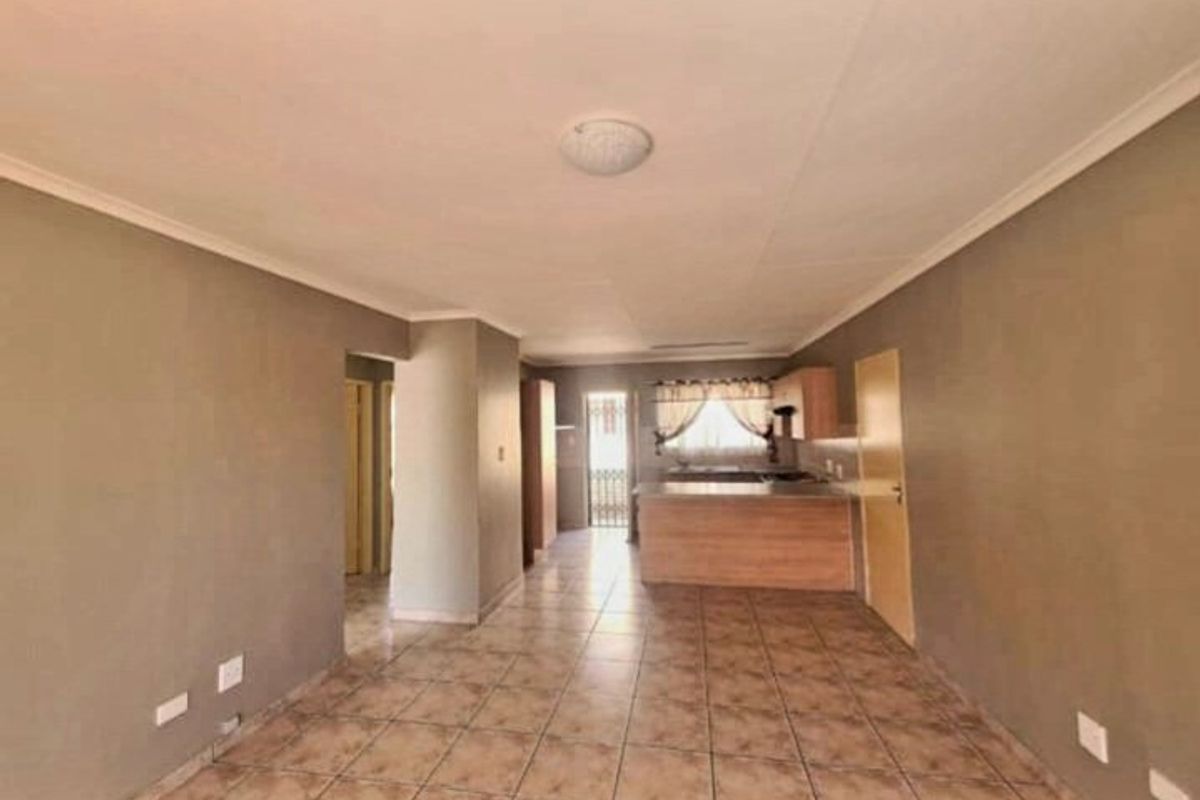 Secure & Pet-Friendly Townhouse in a Well-Maintained Complex – Ideal for First-Time Buyers or Small Families - Photo 2