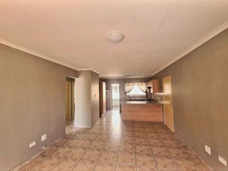 Secure & Pet-Friendly Townhouse in a Well-Maintained Complex – Ideal for First-Time Buyers or Small Families - Photo 2