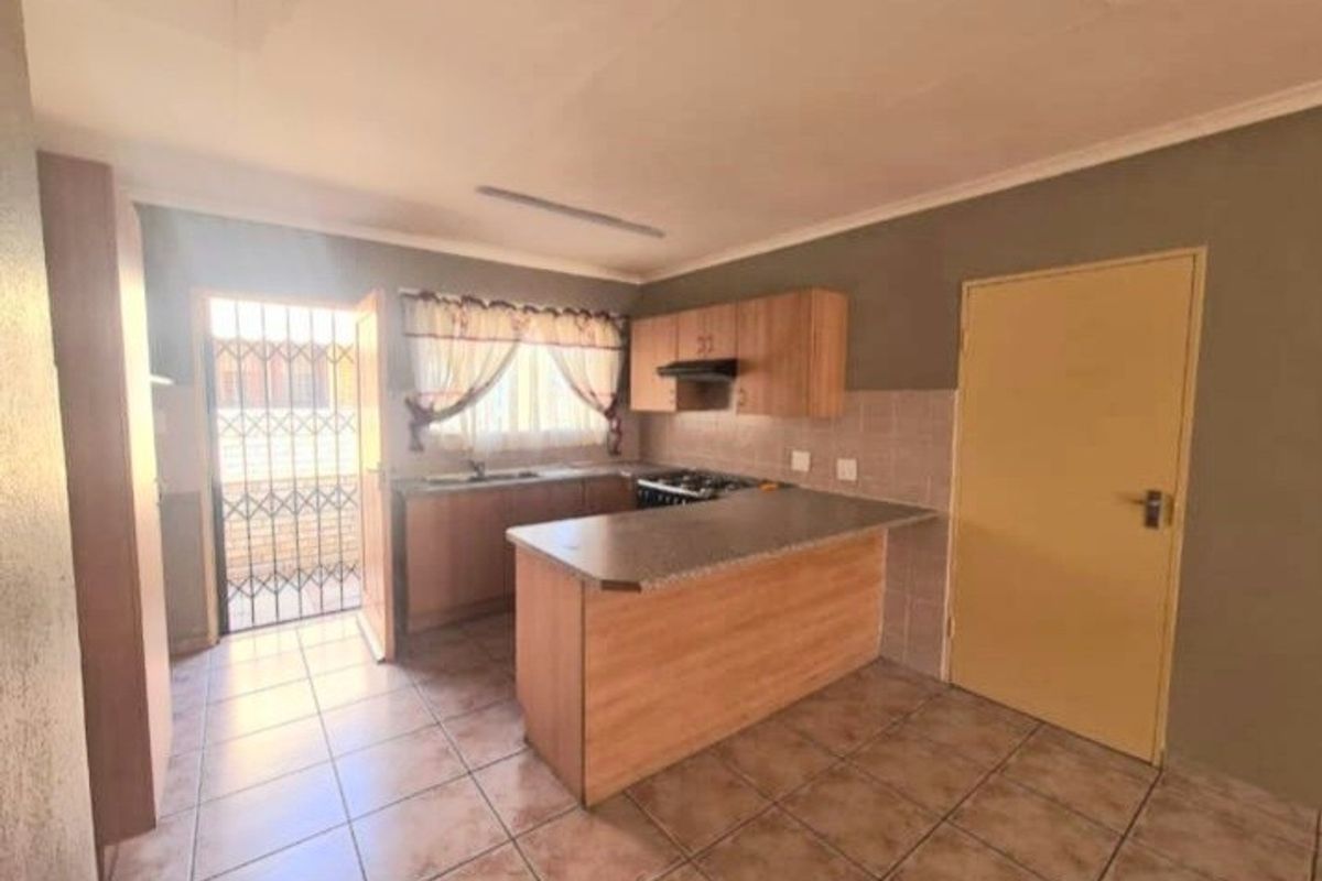 Secure & Pet-Friendly Townhouse in a Well-Maintained Complex – Ideal for First-Time Buyers or Small Families - Photo 3