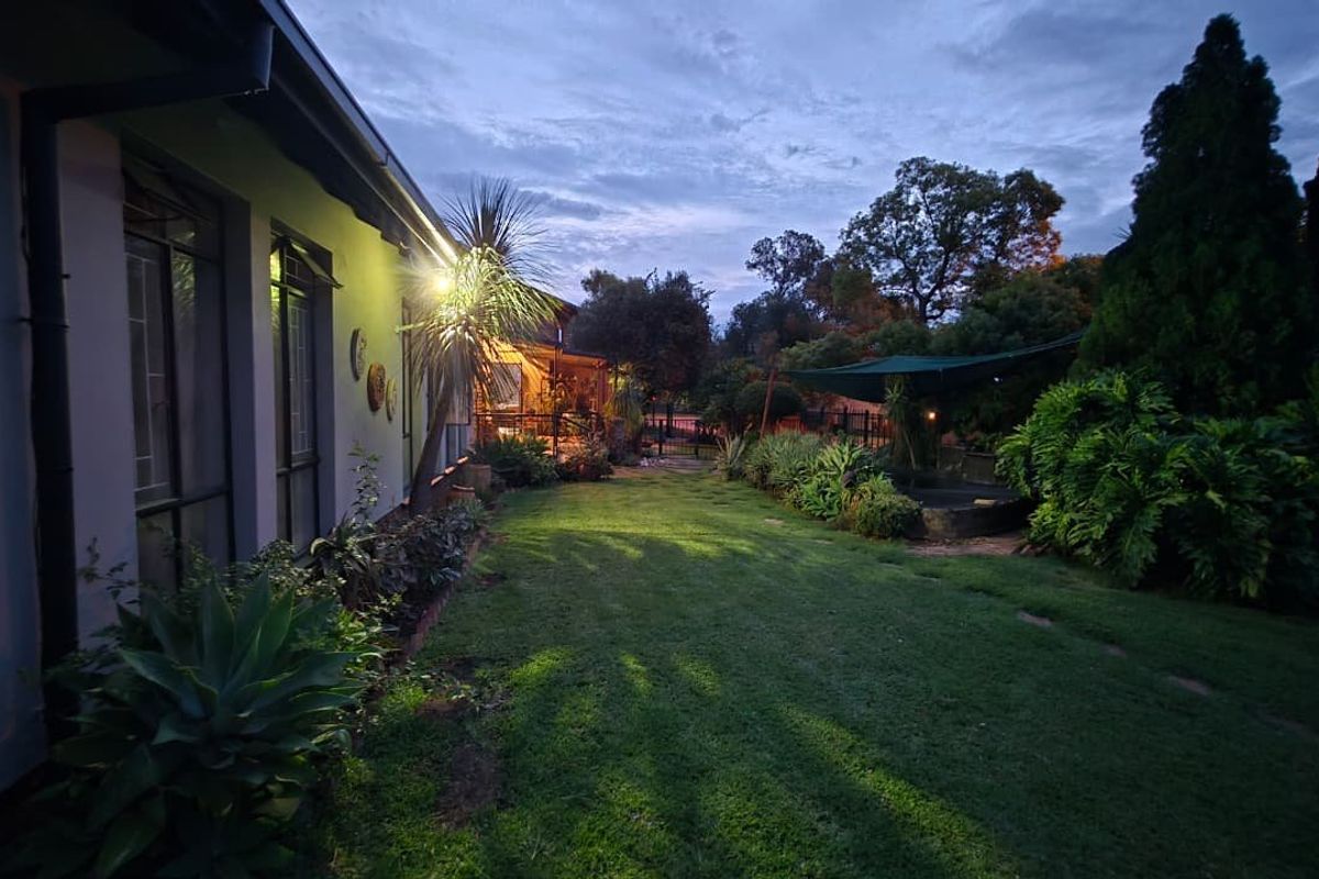 Spacious Family Home With Entertainment And Flatlet - Photo 5