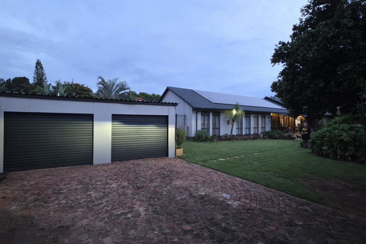 Spacious Family Home With Entertainment And Flatlet - Photo 4