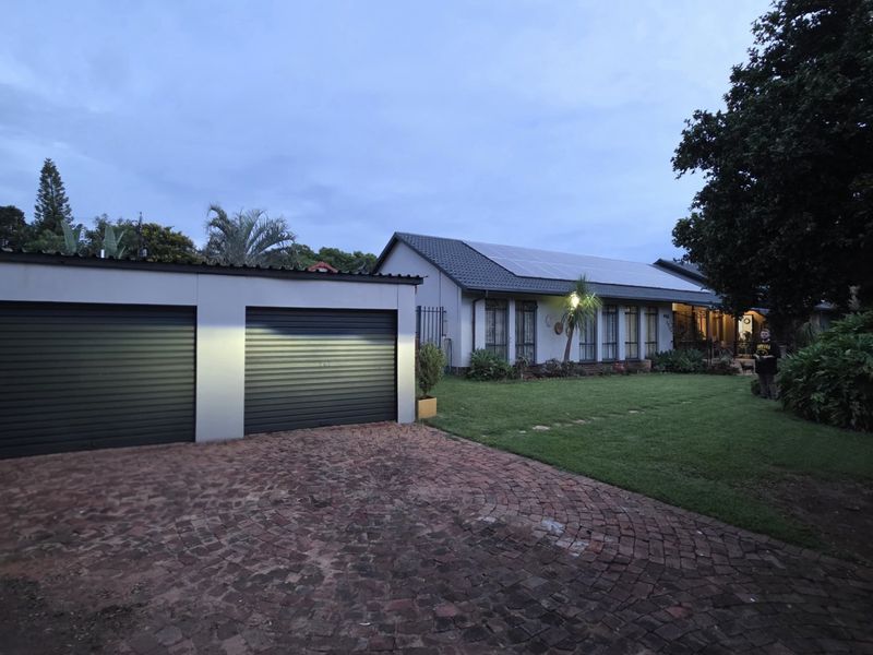 Spacious Family Home With Entertainment And Flatlet - Photo 4