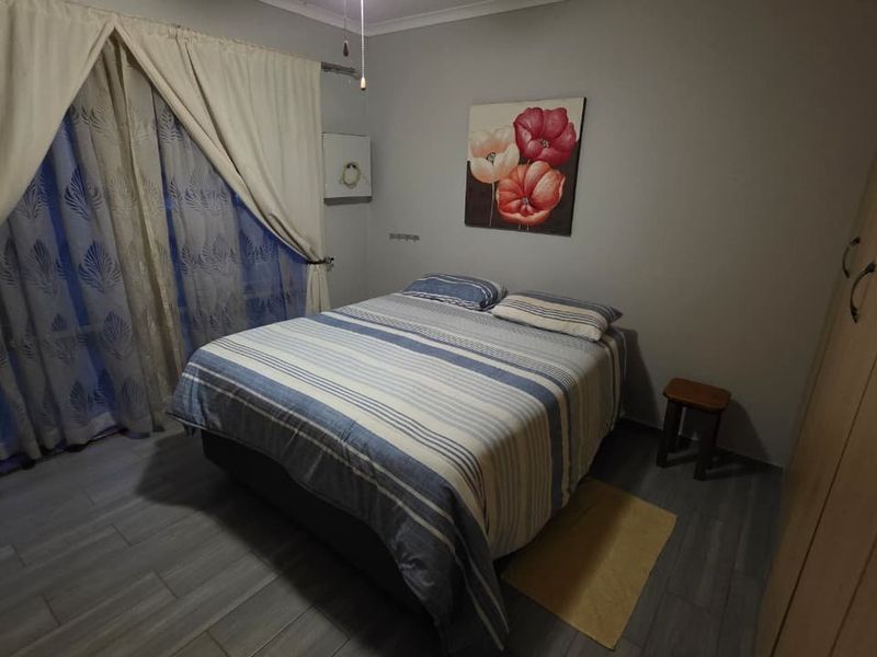 Spacious Family Home With Entertainment And Flatlet - Photo 3