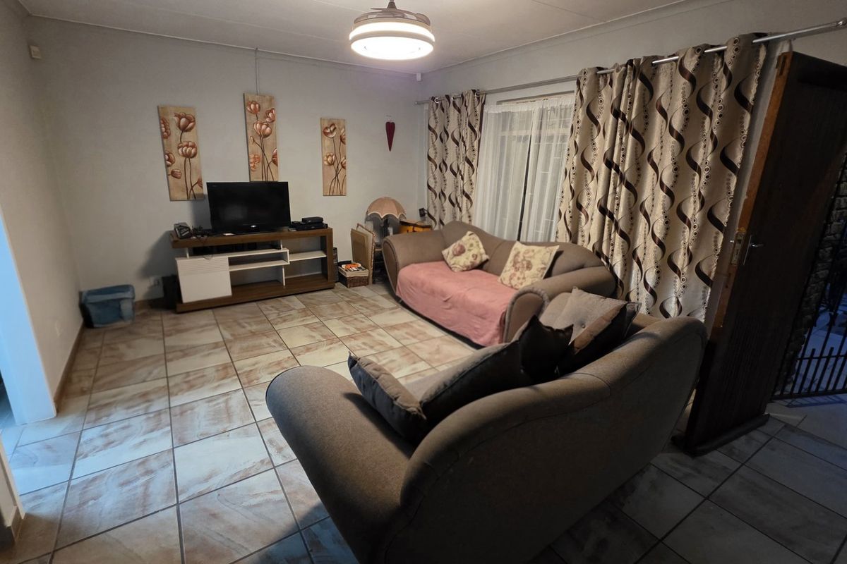 Spacious Family Home With Entertainment And Flatlet - Photo 2