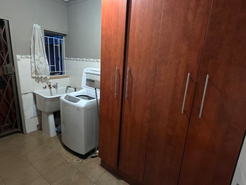 Spacious Family Home With Entertainment And Flatlet - Photo 10