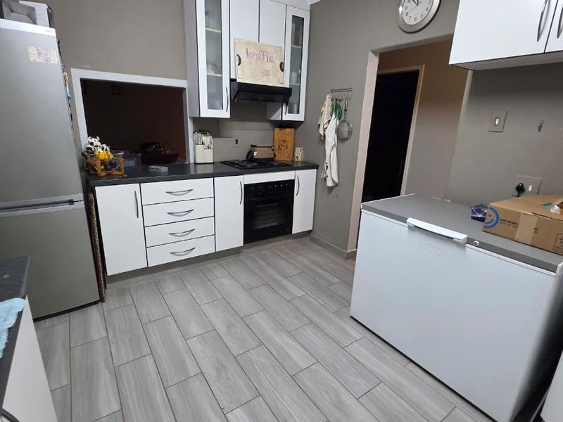 Spacious Family Home With Entertainment And Flatlet - Photo 9