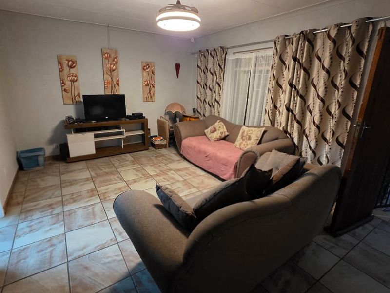 Spacious Family Home With Entertainment And Flatlet - Photo 8