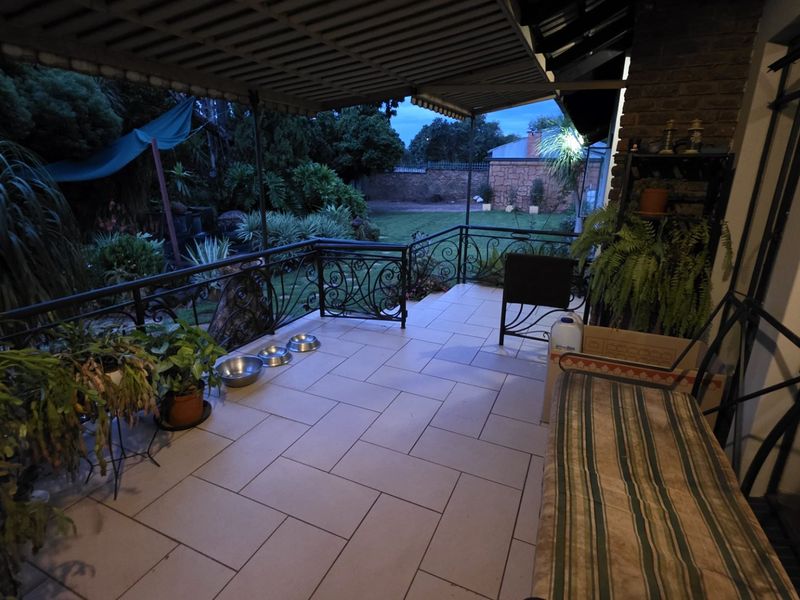 Spacious Family Home With Entertainment And Flatlet - Photo 7