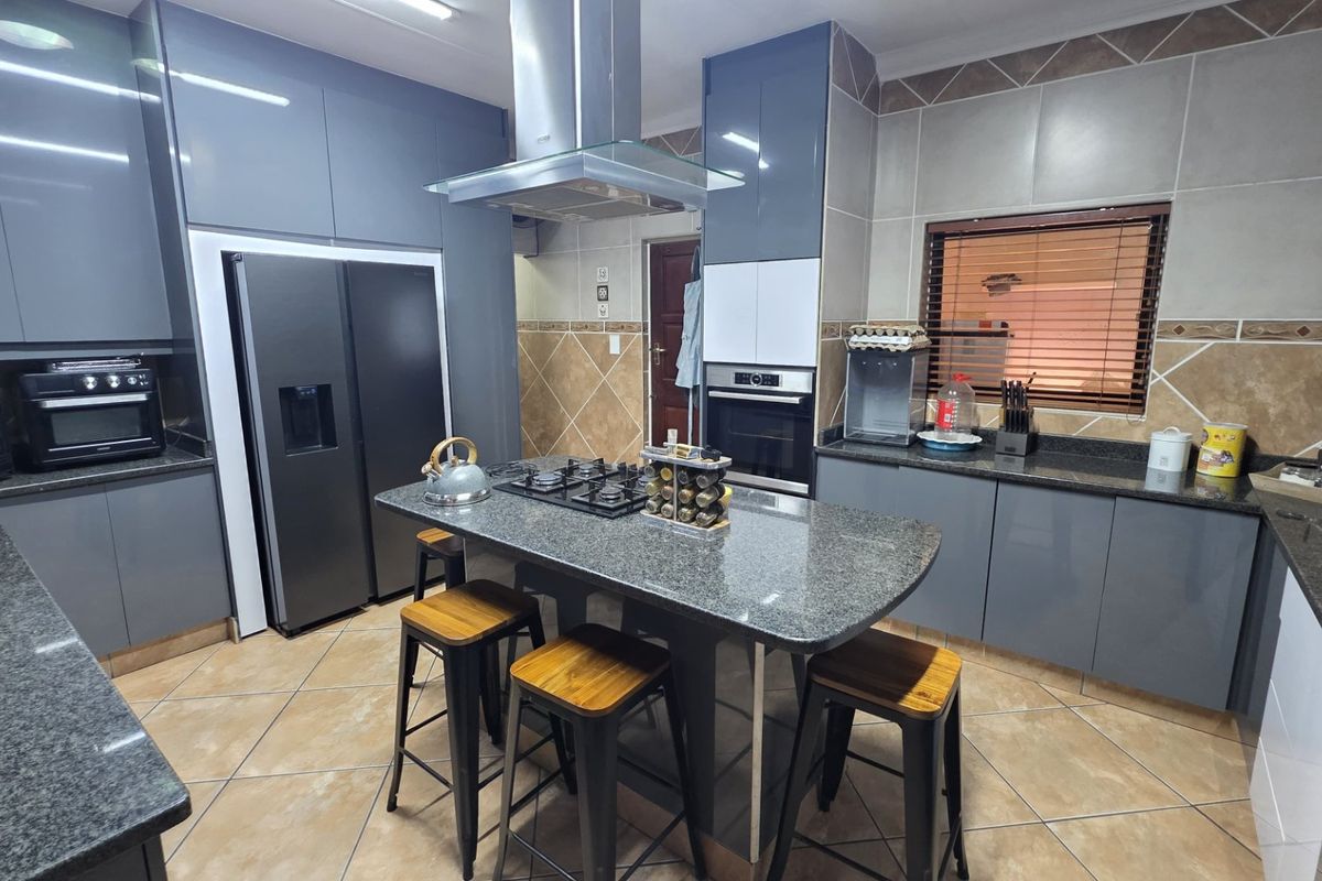 Spacious Family Estate Home With Flatlet - Photo 2