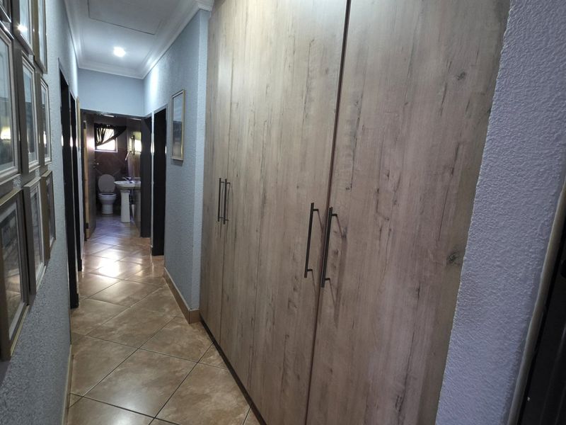 Spacious Family Estate Home With Flatlet - Photo 5