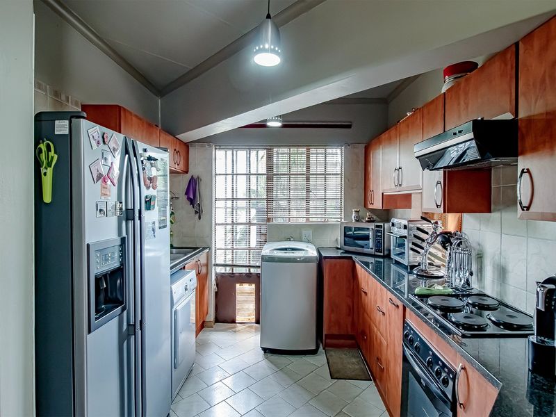 Versatile Family Home With Flatlet Income - Photo 2